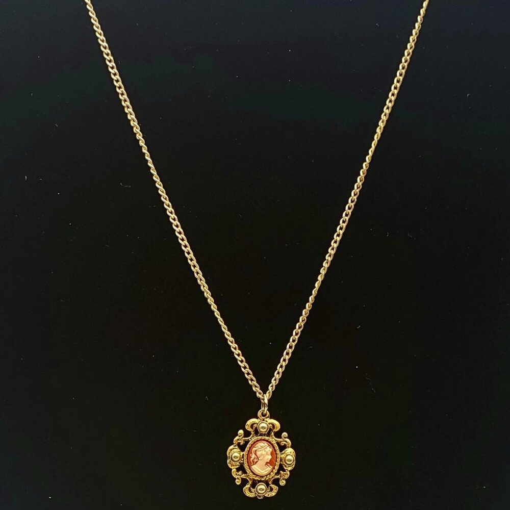 Red and White Cameo Gold Tone Chain Necklace